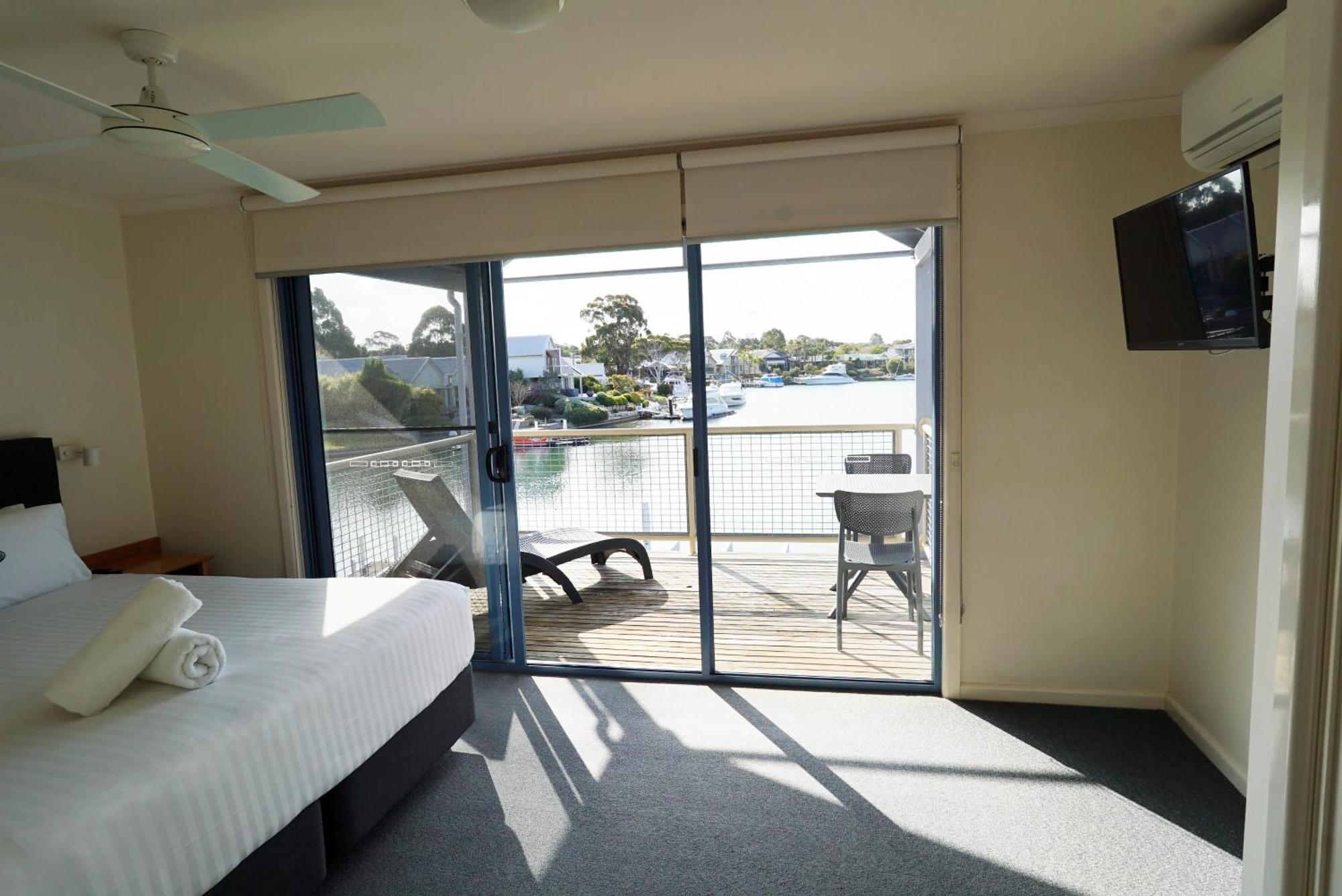 Captains Cove Resort - Waterfront Apartments Paynesville Eksteriør billede